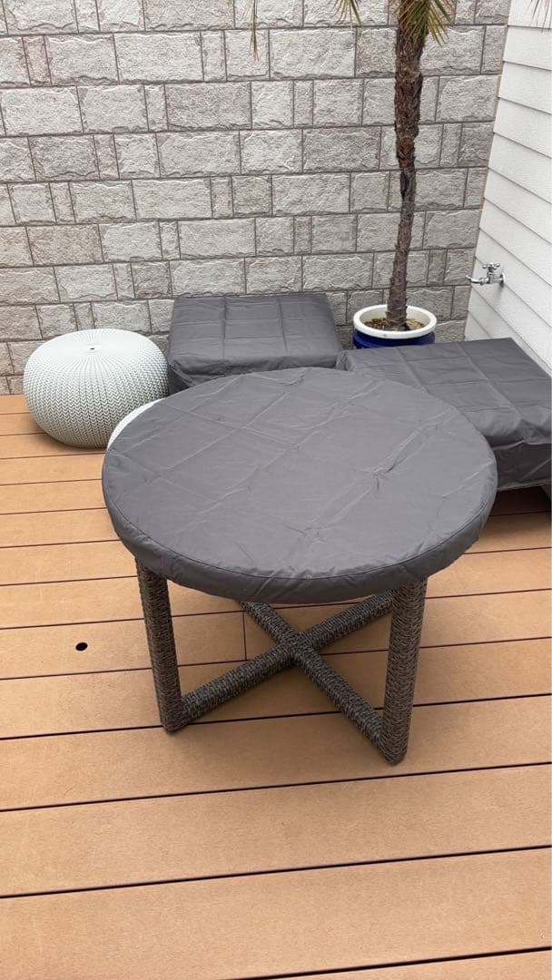 屋外オットマン•ラウンドテーブルセット