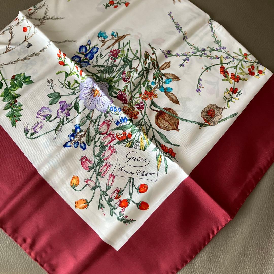 GUCCI 花柄スカーフ Accessory Collection。ヴィンテージ