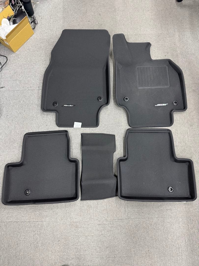 クラウンスポーツ　AZSH36W 立体成形　3Dフロアマット　1台分　1点のみ