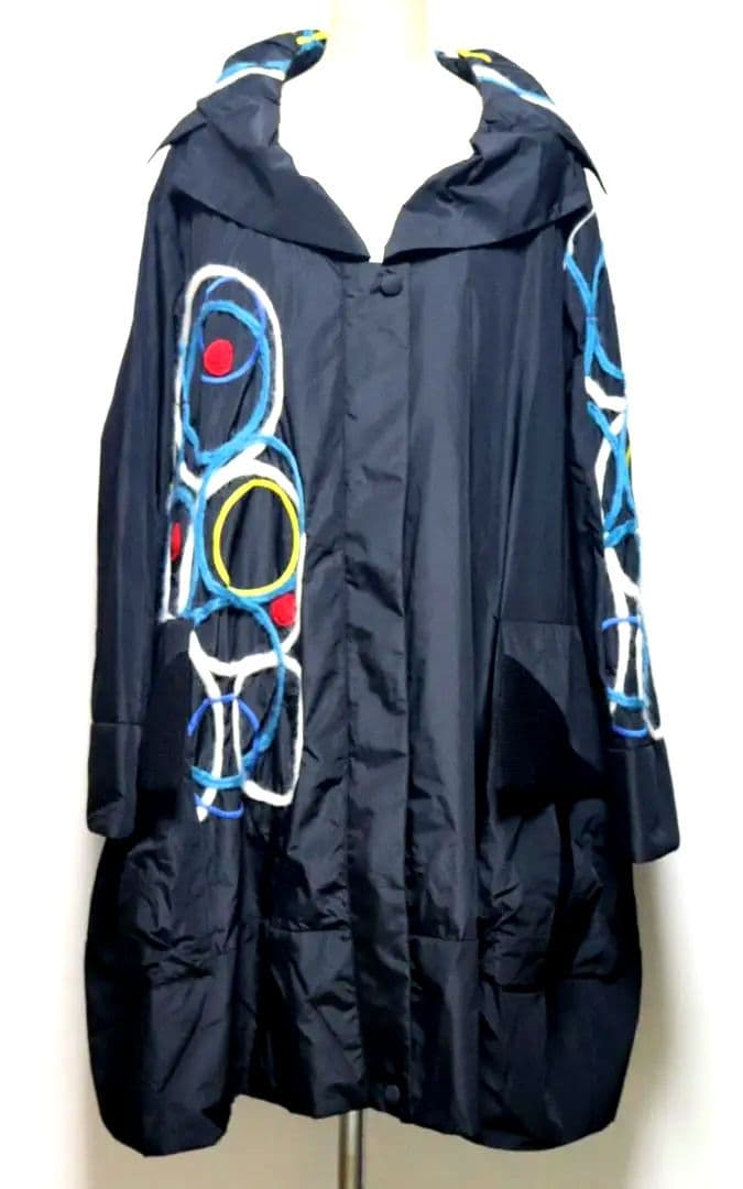 97,900円新品【エイコ コンドウ】刺繍 サークル模様 中綿コート 黒 40