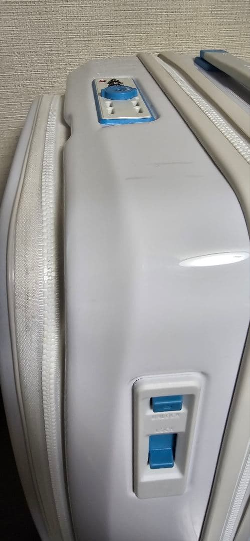 イノベーター スーツケース ice white 38リットル