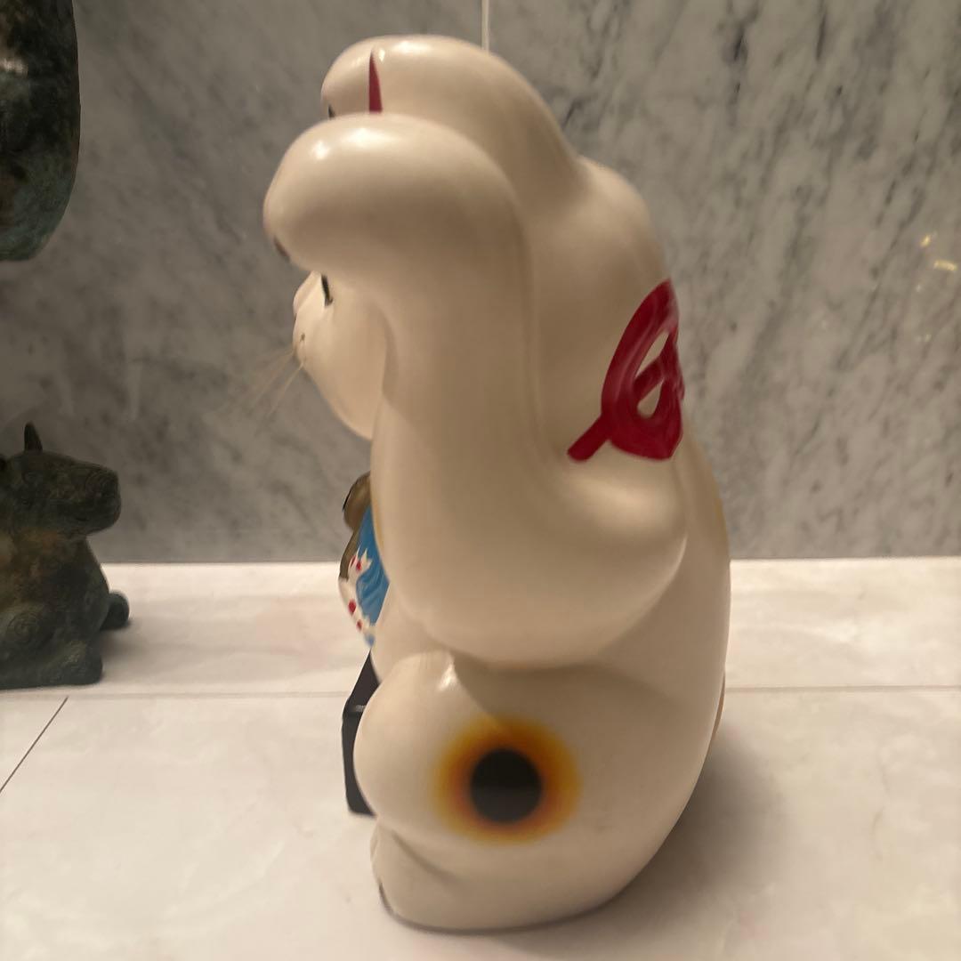 ヴィンテージ瞳や鯉の前掛けが美しい両手上げの金運・良き人を呼ぶ欲張り招き猫