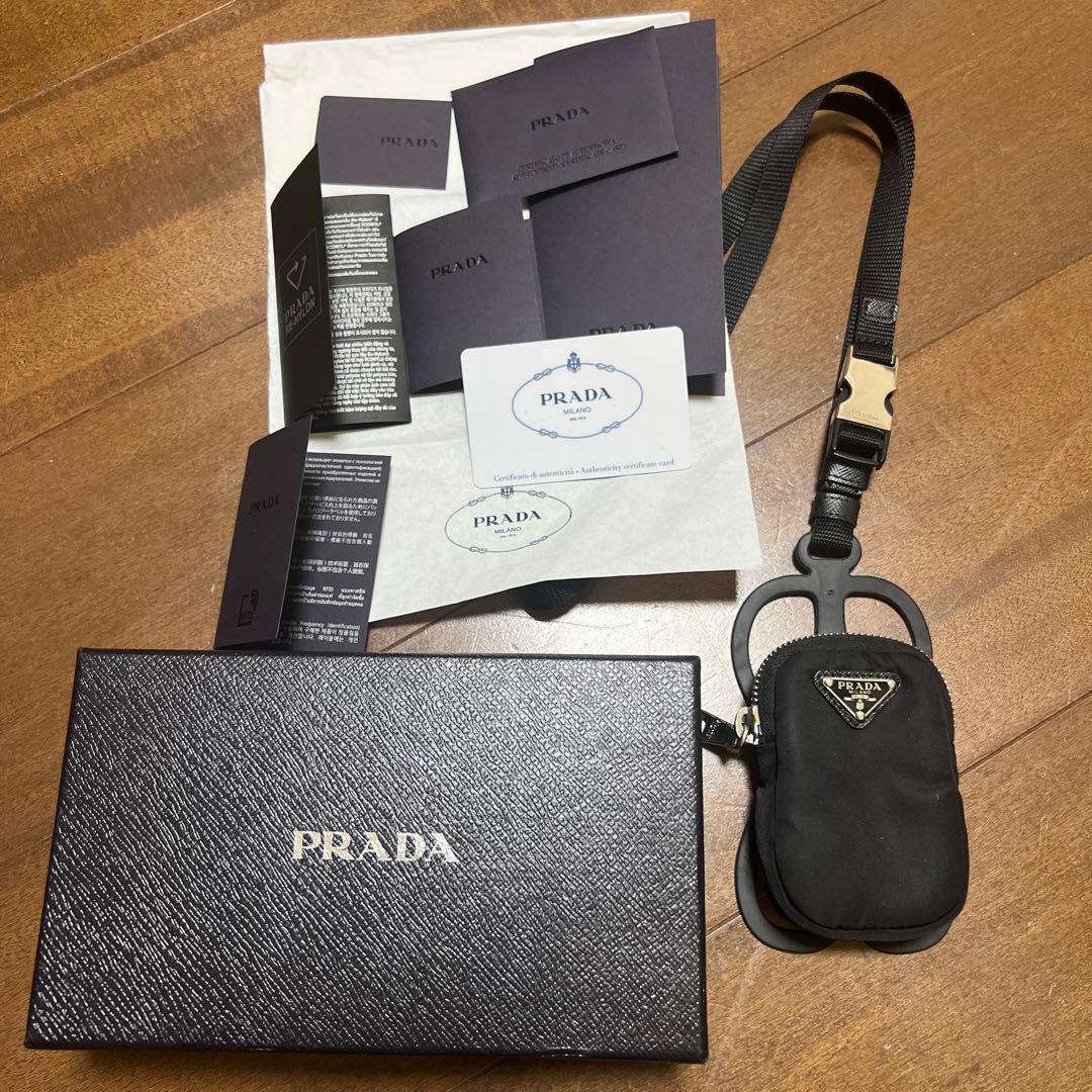 PRADA ブラックナイロンポーチ ストラップ付き