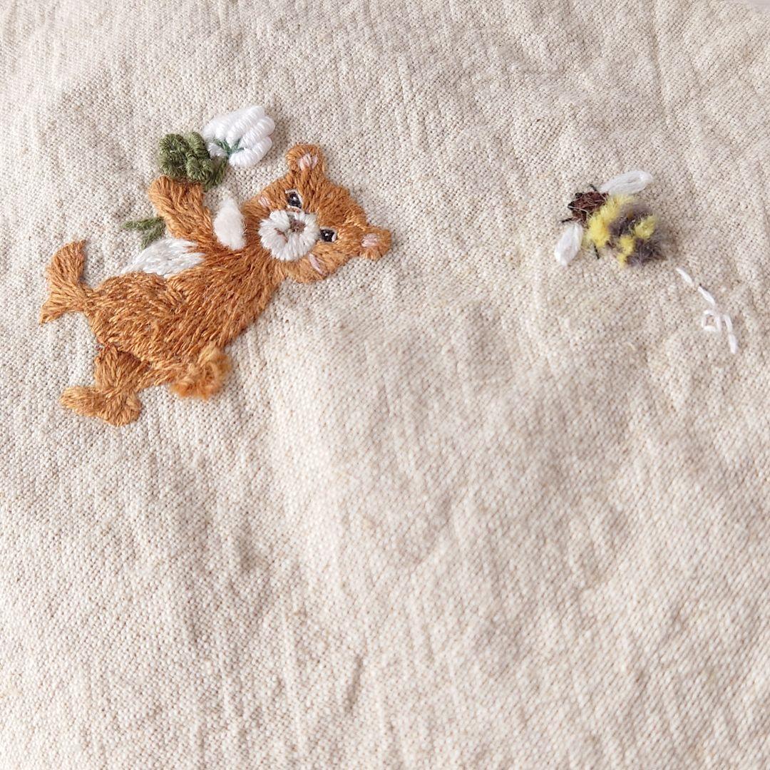 手刺繍入あずき/小豆のお腹ピロー【くまさんとミツバチ】