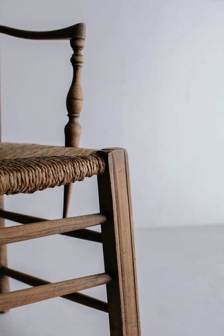 フランスアンティーク　パイン材　ラッシュ編みチェア　肘掛け　無垢材　ブロカント