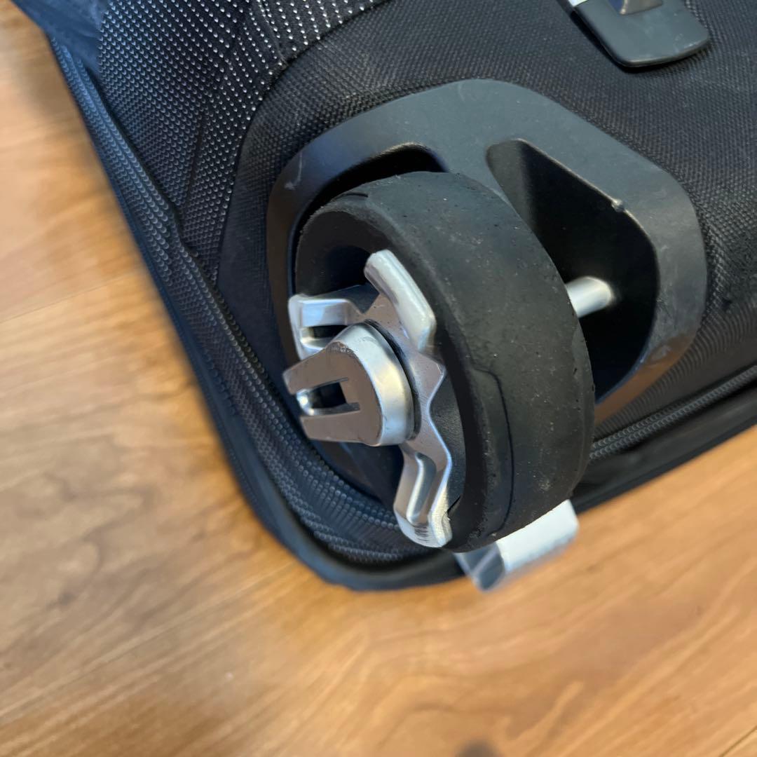 THULE 中型キャリーケース ブラック