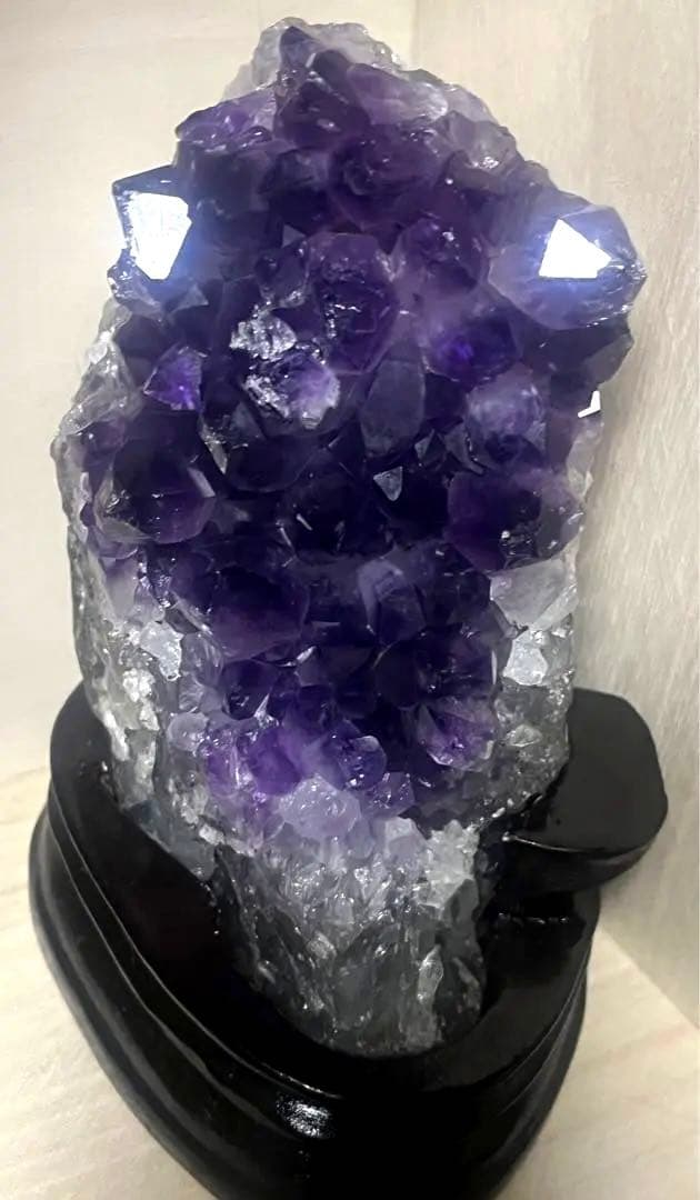 ウルグアイアメジスト結晶　原石　インテリア置物　木製台座付き　クラスター