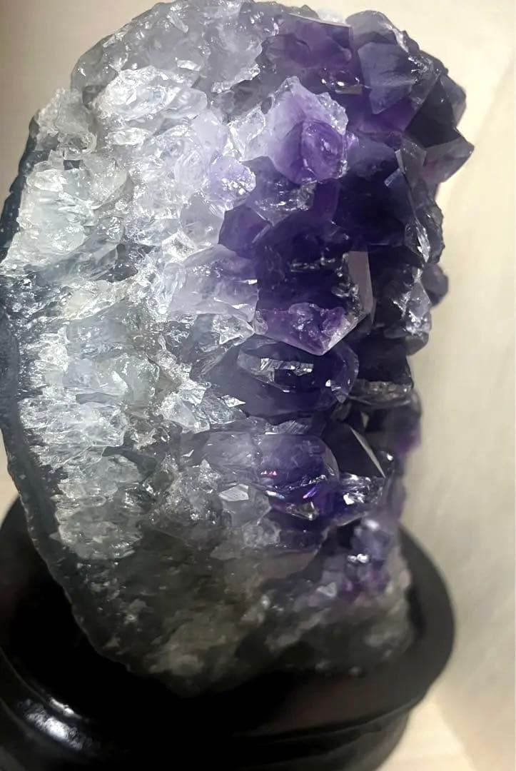 ウルグアイアメジスト結晶　原石　インテリア置物　木製台座付き　クラスター