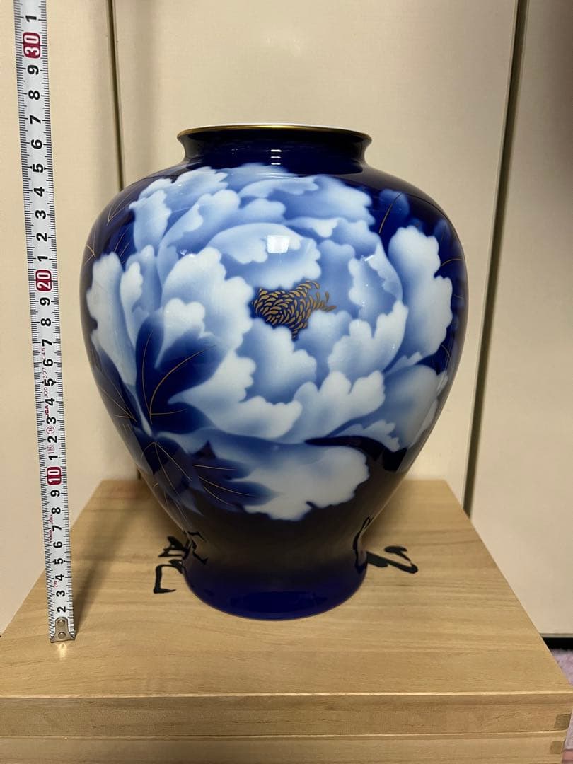 【未使用・宮内庁御用達】瑠璃牡丹 花瓶 金彩 有田焼 桐箱付き