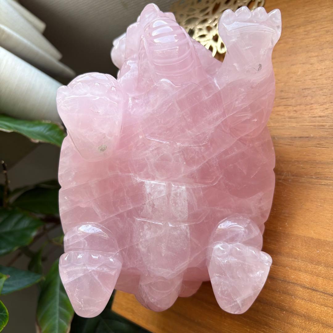 大型 高品質 マダガスカル産ローズクォーツ 龍亀（ロングイ） 置物2.45kg