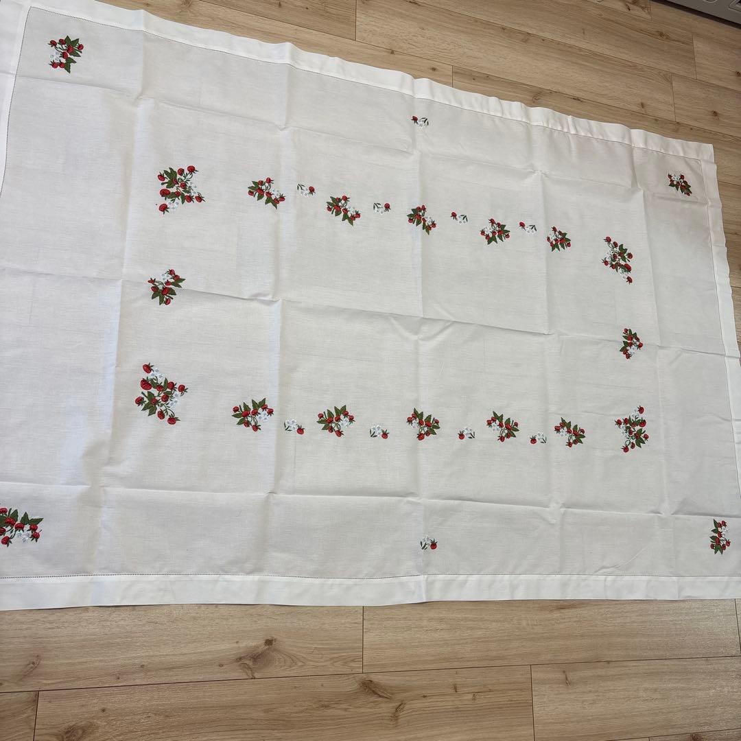 ベトナム手刺繍　テーブルクロス　野いちご柄