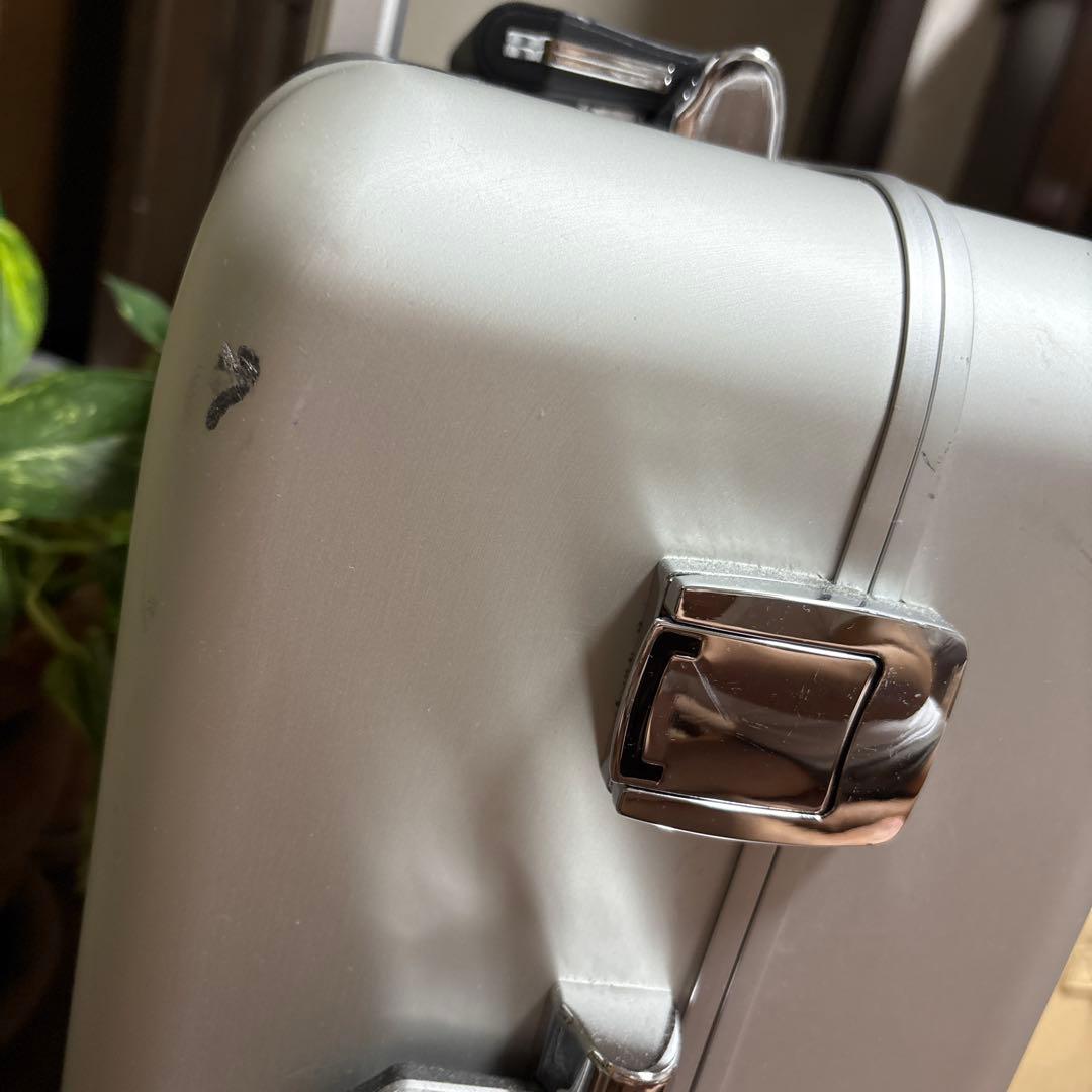 無骨でかっこいい！ゼロハリバートン　アルミ製スーツケース　機内持ち込み可