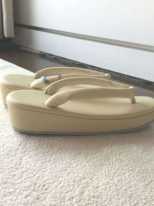 iroriベージュ生成り色の合皮草履フリーサイズ