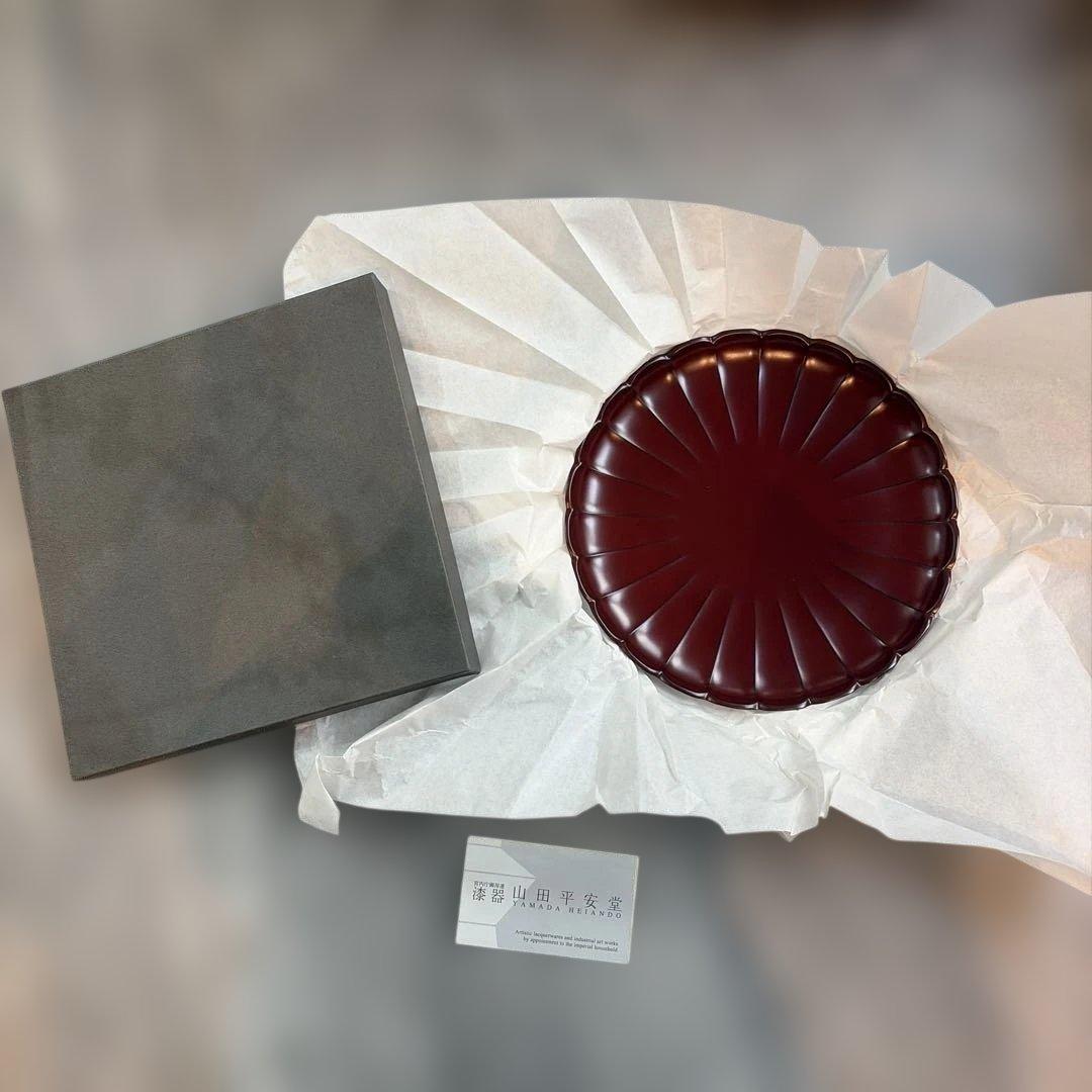 山田平安堂　赤い　菊皿