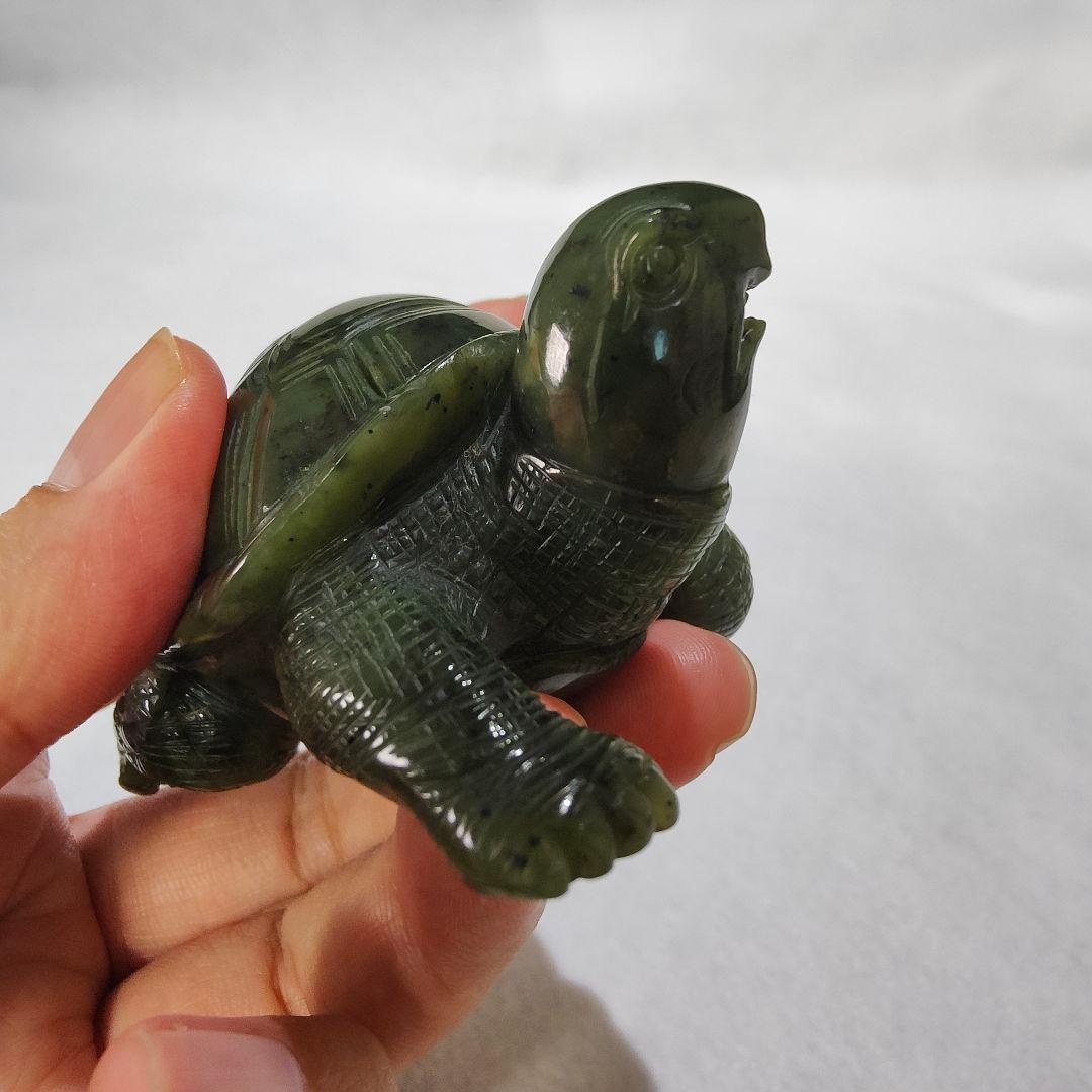 13 亀　軟玉翡翠（ネフライト）で作った亀　天然石　彫刻　翡翠　ヒスイ　亀　かめ
