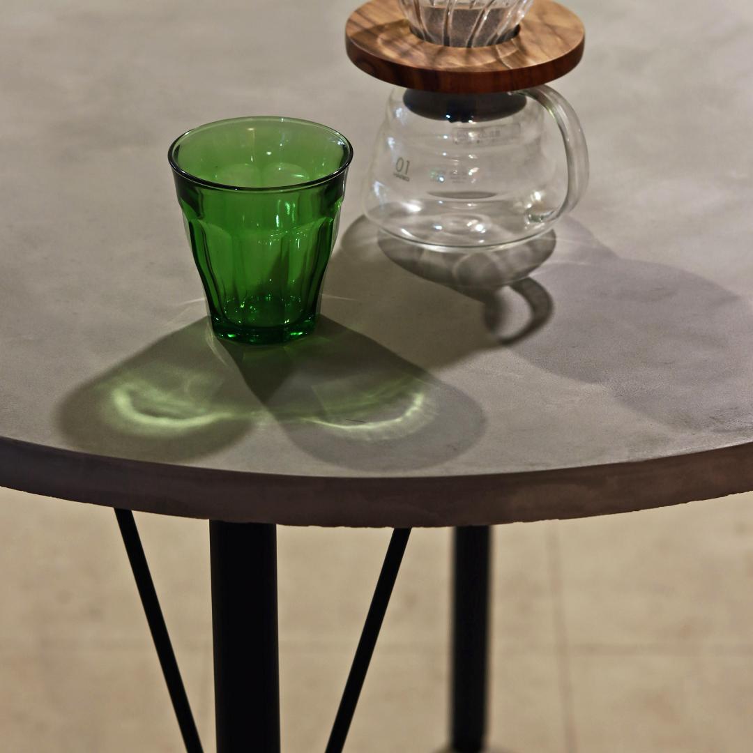 円形｜薄塗りモルタル｜ラウンドテーブル｜ライトグレー｜脚タイプ②