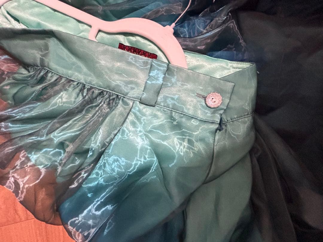 hazama 見えないものを見ようとして見上げた夜空に駆ける透明彩度のスカート