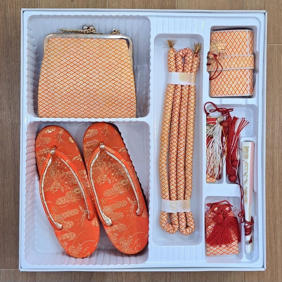 大幅値下げ 未使用に近い フルセット 七五三着物 七歳祝着(クリーム地手鞠柄)