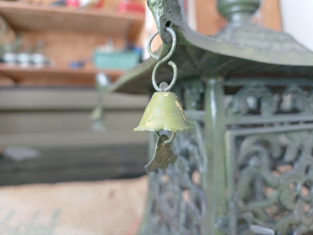 吊り灯籠　唐草紋　　アンティーク　雑貨　骨董　吊灯籠　灯り　照明　庭　インテリア