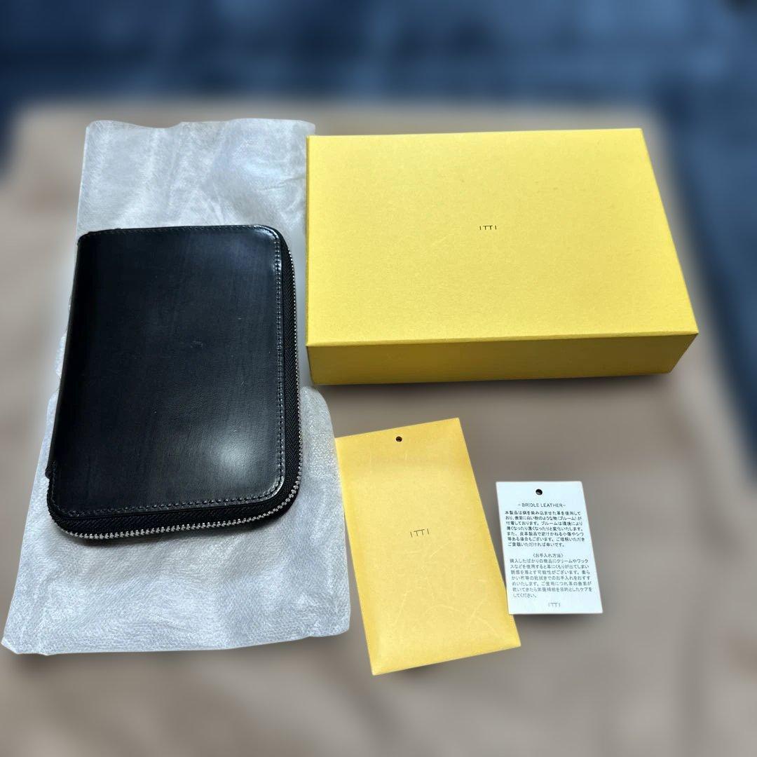 ITTI ブラック ブライドルレザー ミドルラウンドファスナー　ウォレット
