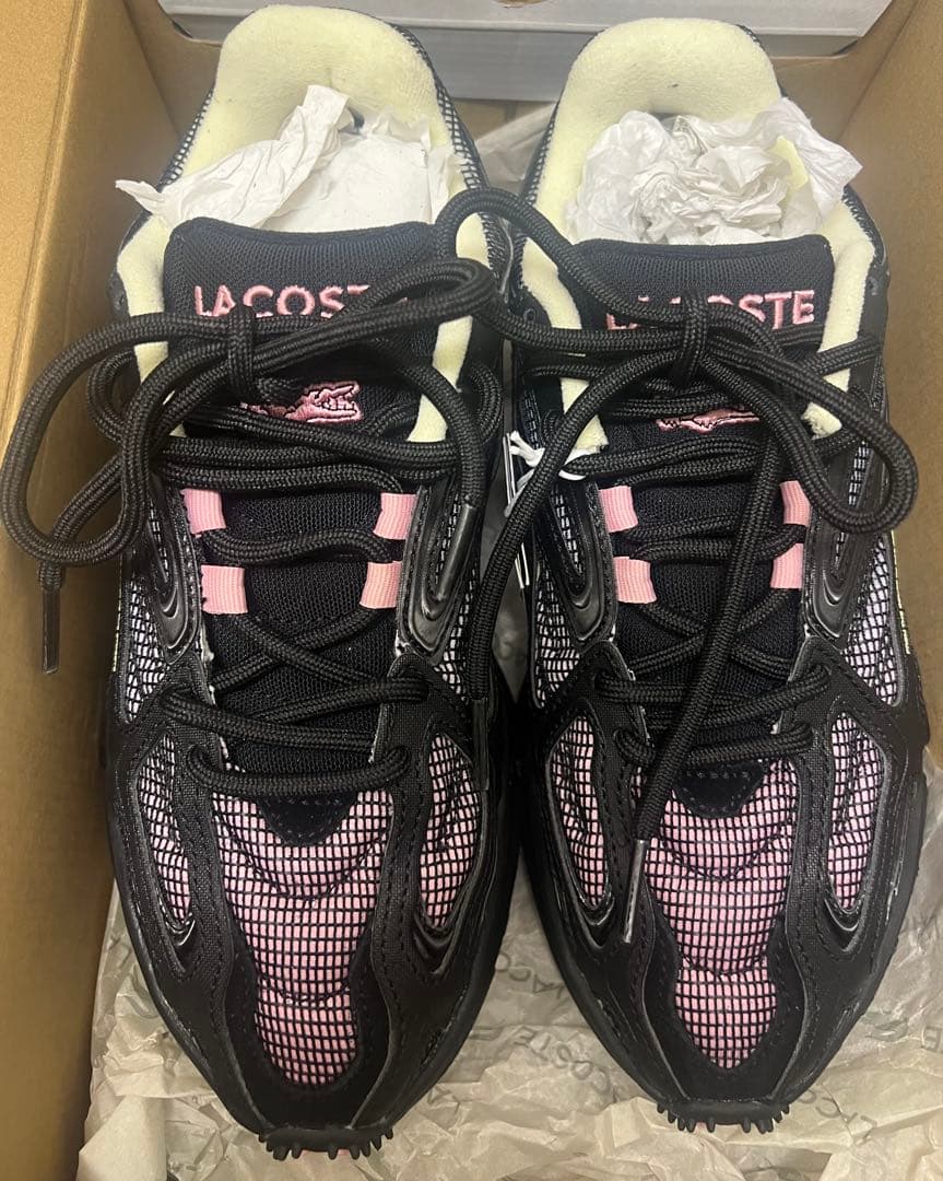 emmi LACOSTE L003 2K24 ブラック　ピンク24cm