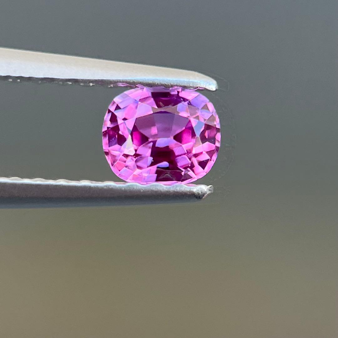 スリランカ産非加熱天然ホットピンクサファイアルース