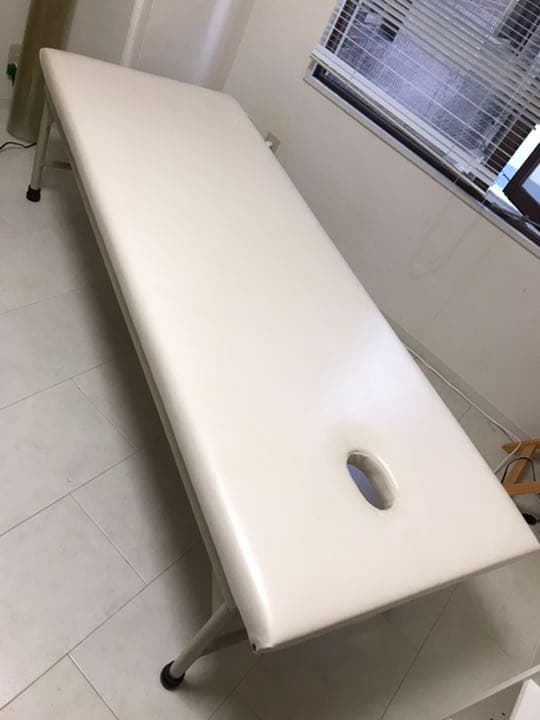 整体マッサージエステベッドと小棚その他備品