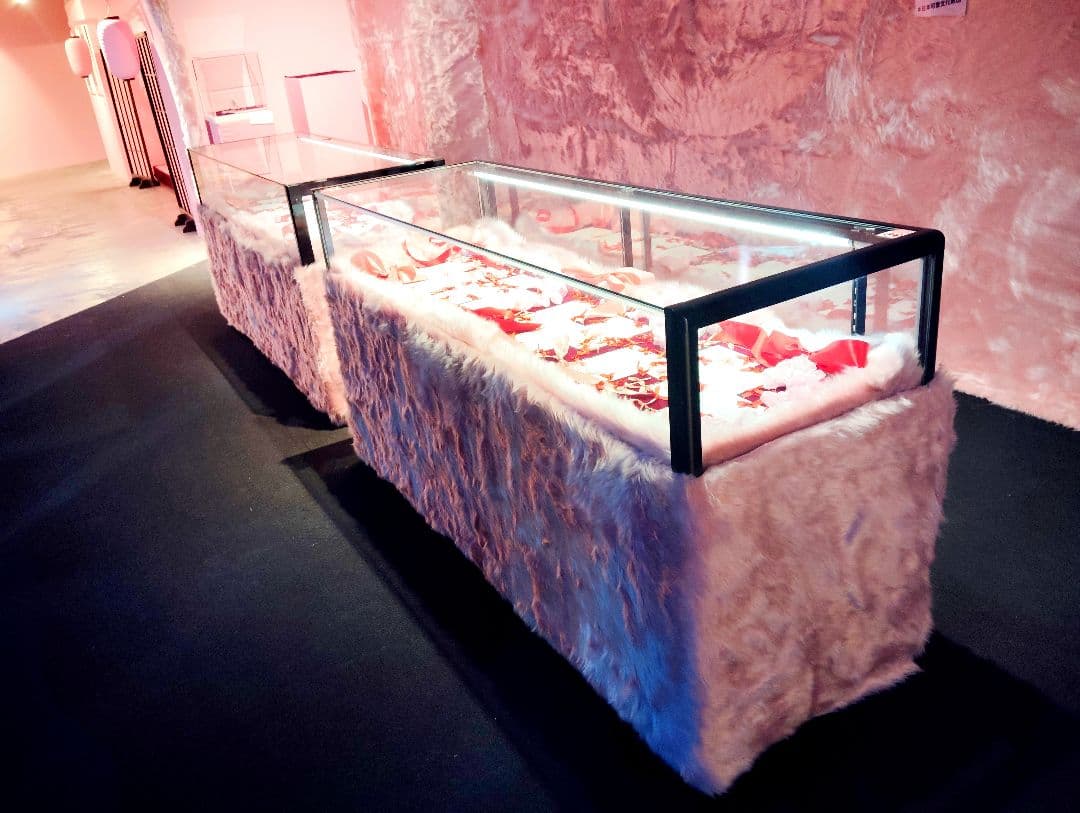 モコモコピンク展示ガラスケースファー160cmワイド2台照明有アイランドケース