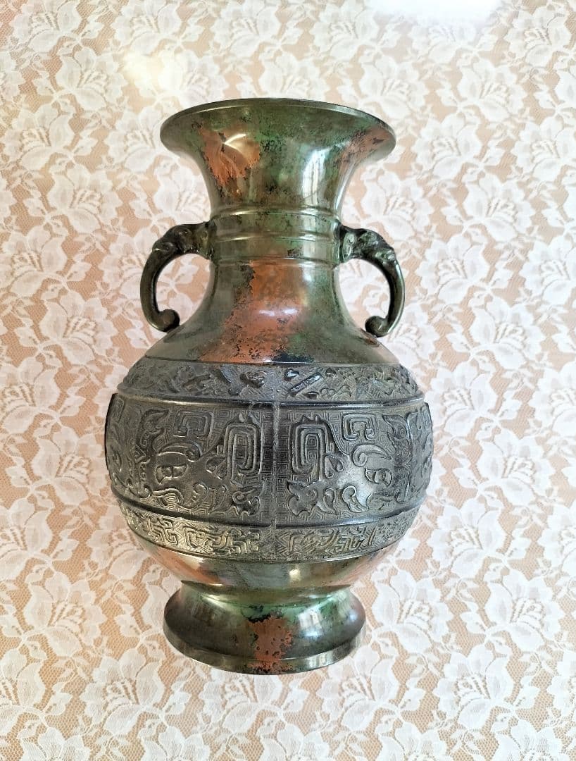 古代風彫刻の金属製花瓶