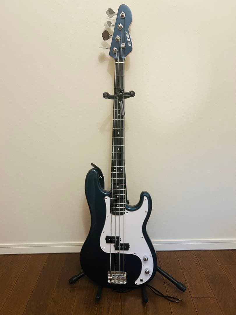 青い4弦エレキベース