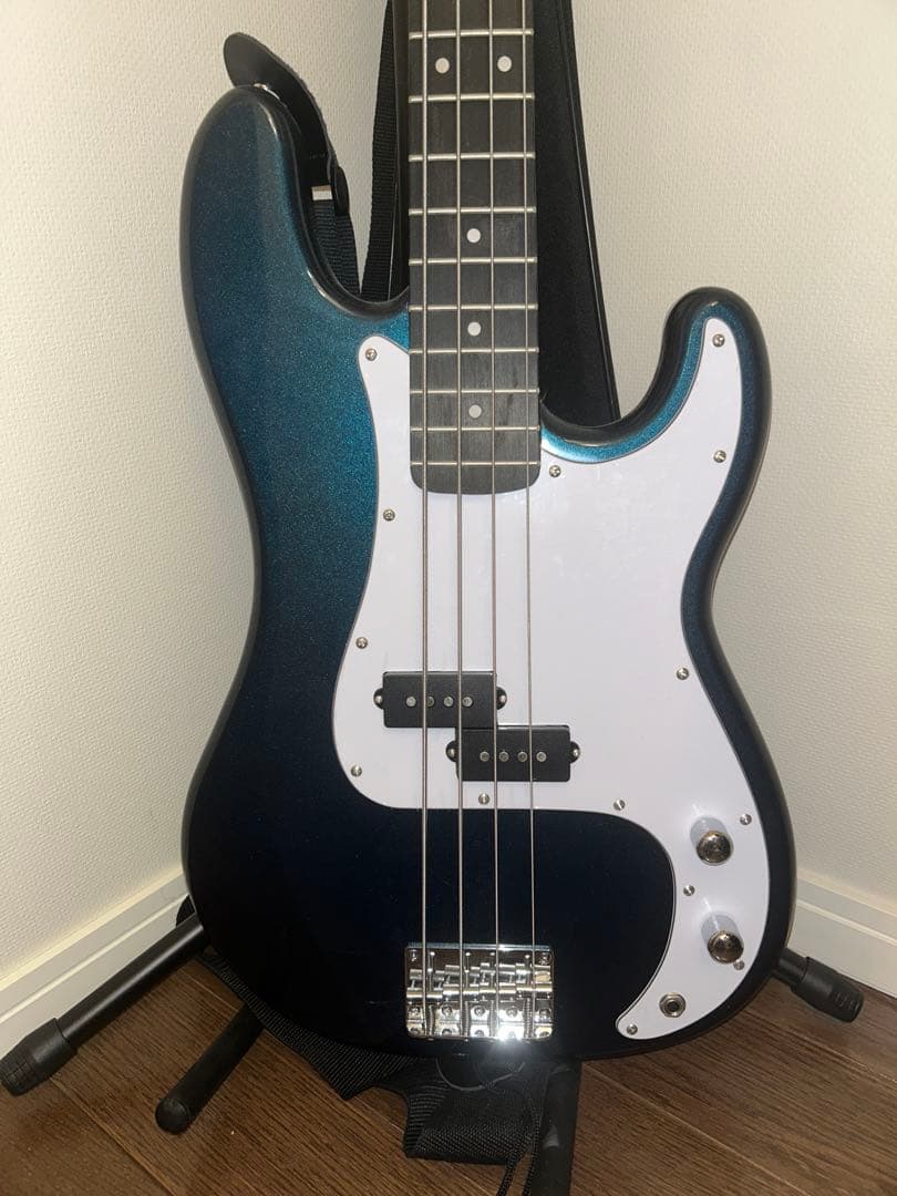 青い4弦エレキベース