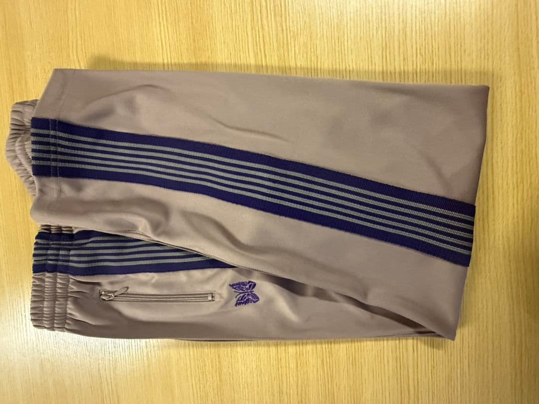 ニードルス　ベージュ ネイビーストライプ パンツ