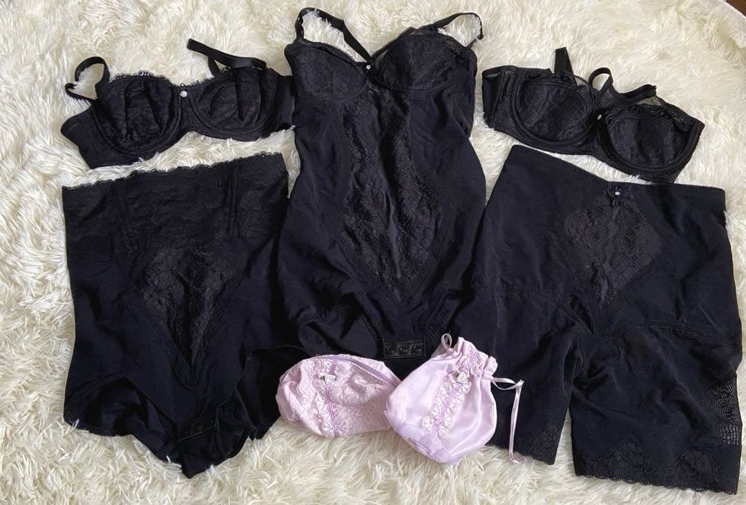 シャンデールのボディースーツx1 ブラx2 ガードルx2のブラックの5点セット