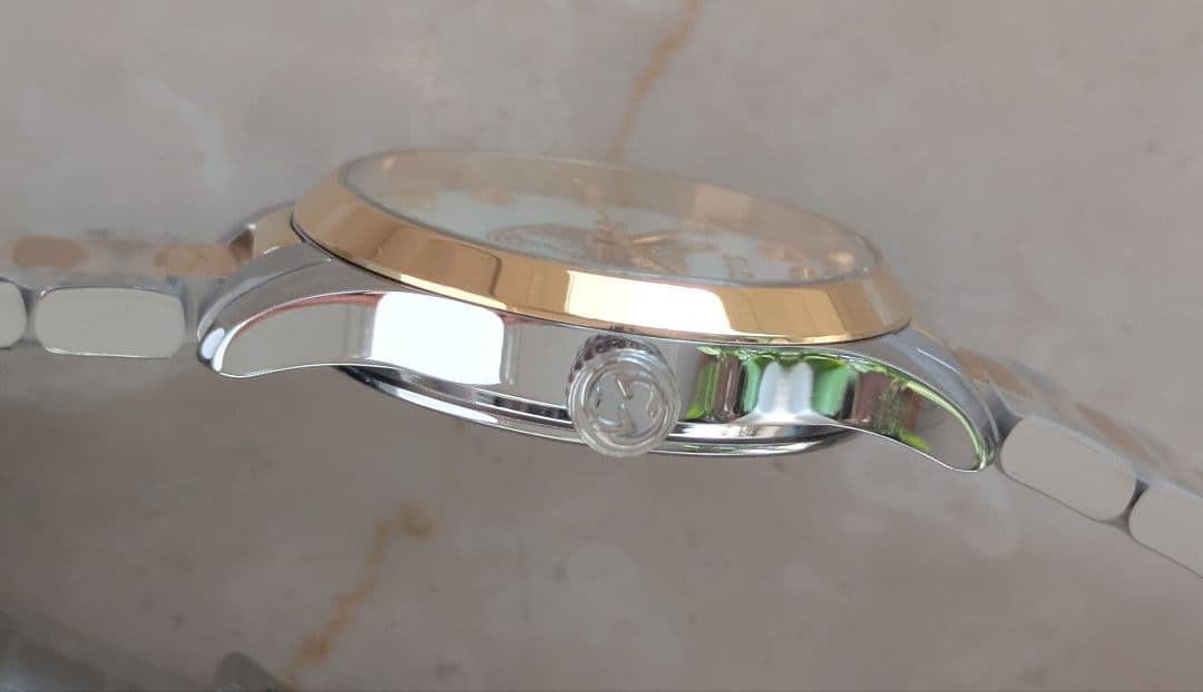 新品未使用　GUCCI　腕時計　猫　ゴールド　ホワイト　YA1265012