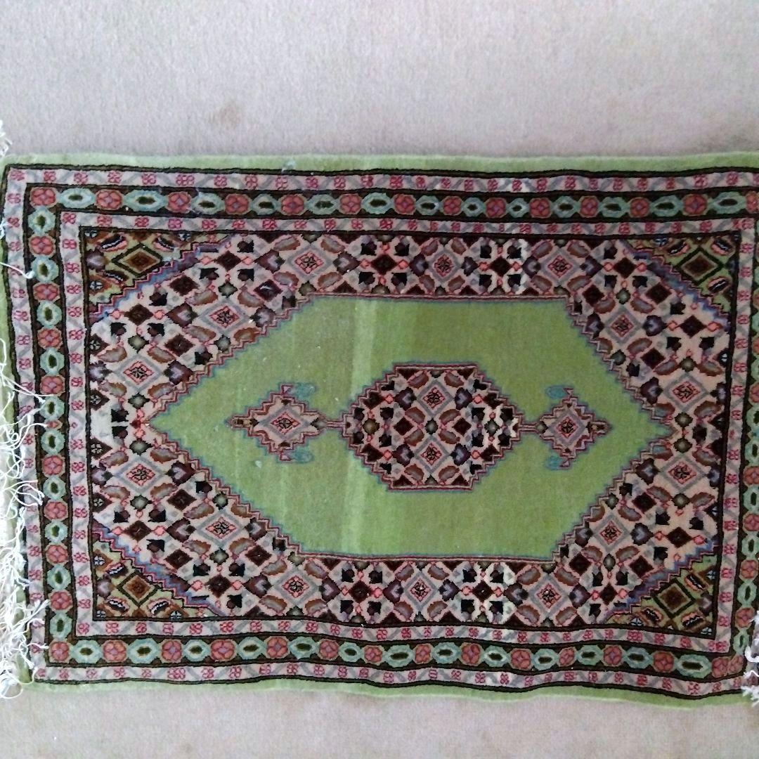 エジプト製幾何学模様の緑色 ラグ