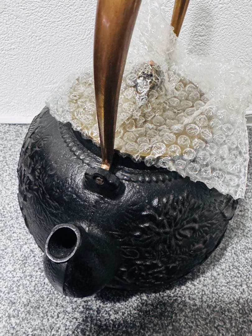 【新品未使用】南部鉄器 砂鉄製 鉄瓶 花柄浮き彫り鉄壺 コーティングなし