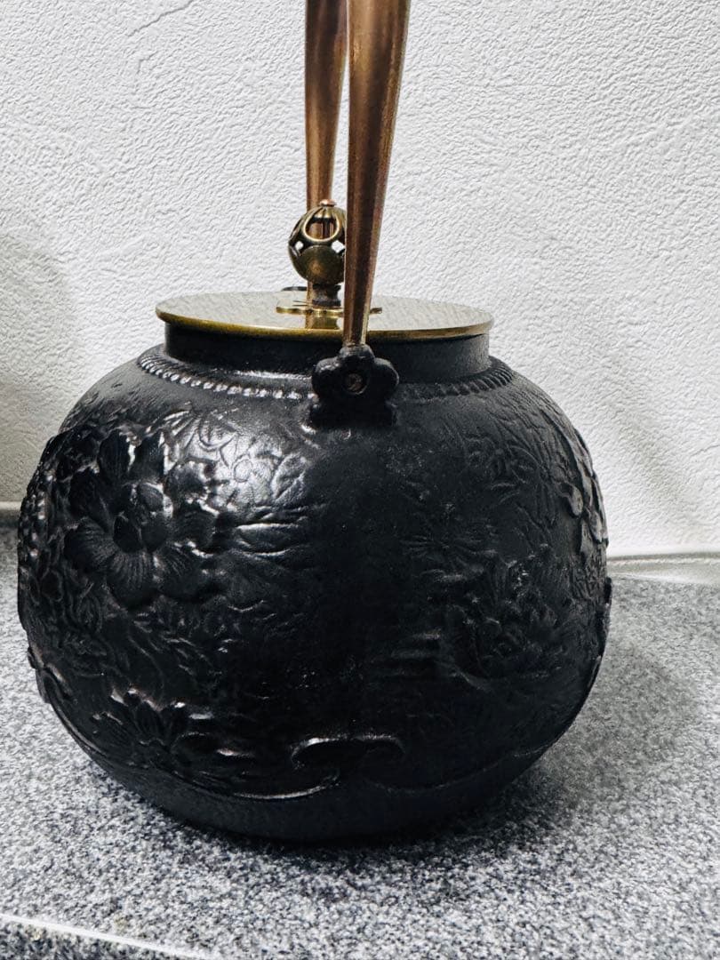 【新品未使用】南部鉄器 砂鉄製 鉄瓶 花柄浮き彫り鉄壺 コーティングなし