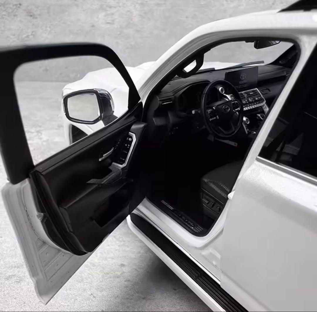 TOYOTA LCD 1:18 ￼Land cruiser ZX (LC300)