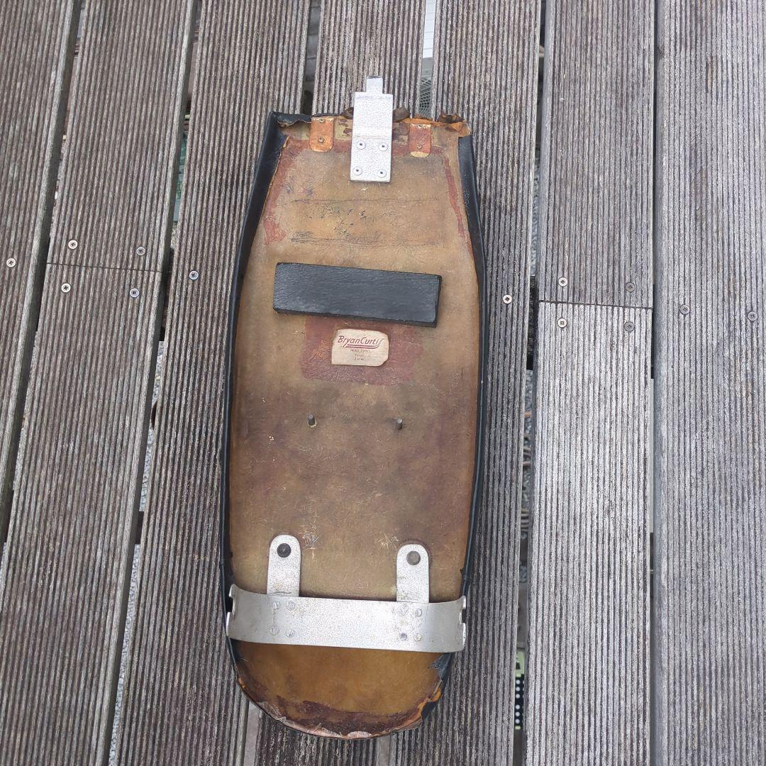 コレクター向け Bryan Curtis カフェレーサー バイクシート 黒