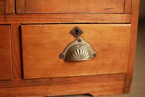 古い小ぶりな木枠のガラス戸棚　小引き出し5杯　食器棚　キャビネット　古家具古民家