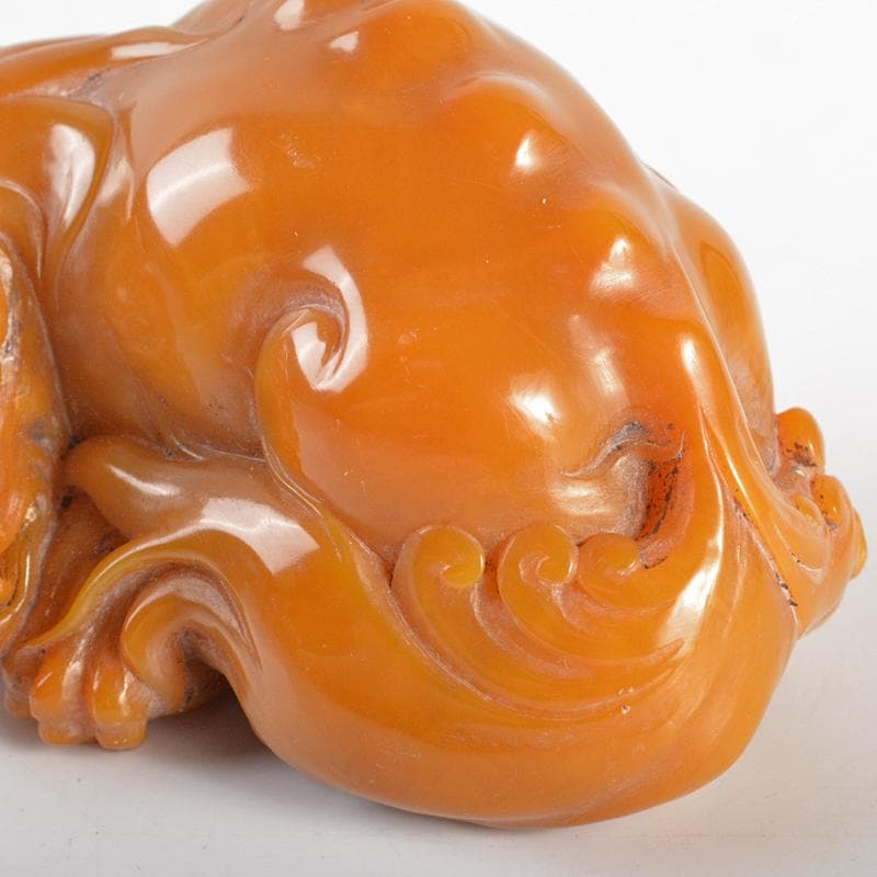 天馬　中国　玉石田黄寿山石彫刻　獅子　置物　紙鎮　唐木箱付　H　R6731