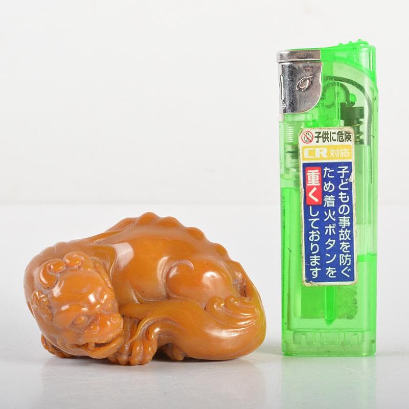 天馬　中国　玉石田黄寿山石彫刻　獅子　置物　紙鎮　唐木箱付　H　R6731