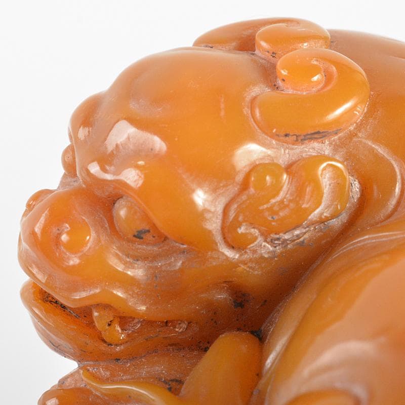 天馬　中国　玉石田黄寿山石彫刻　獅子　置物　紙鎮　唐木箱付　H　R6731