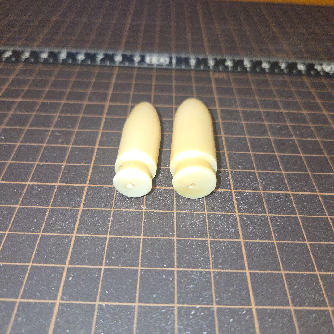 ベージュ円筒形プラスチックパーツ2個セット