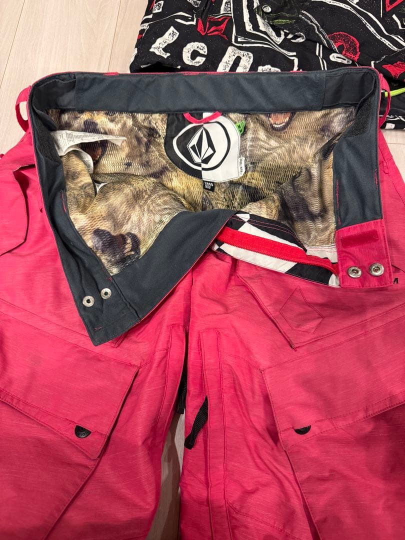 &*i様 VOLCOM スノーボードウェア メンズ上下セットM〜L相当
