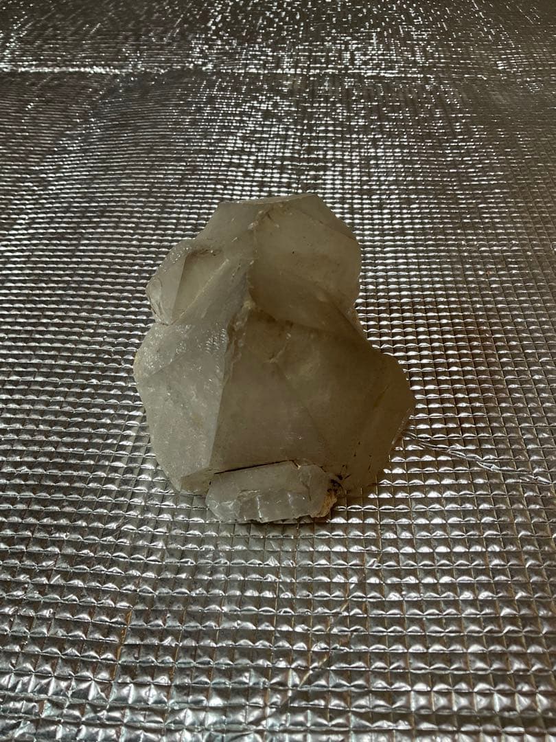 天然石／水晶。【茨城県産】重さ／1kg。【玄関先、居間のインテリアとして最適】。