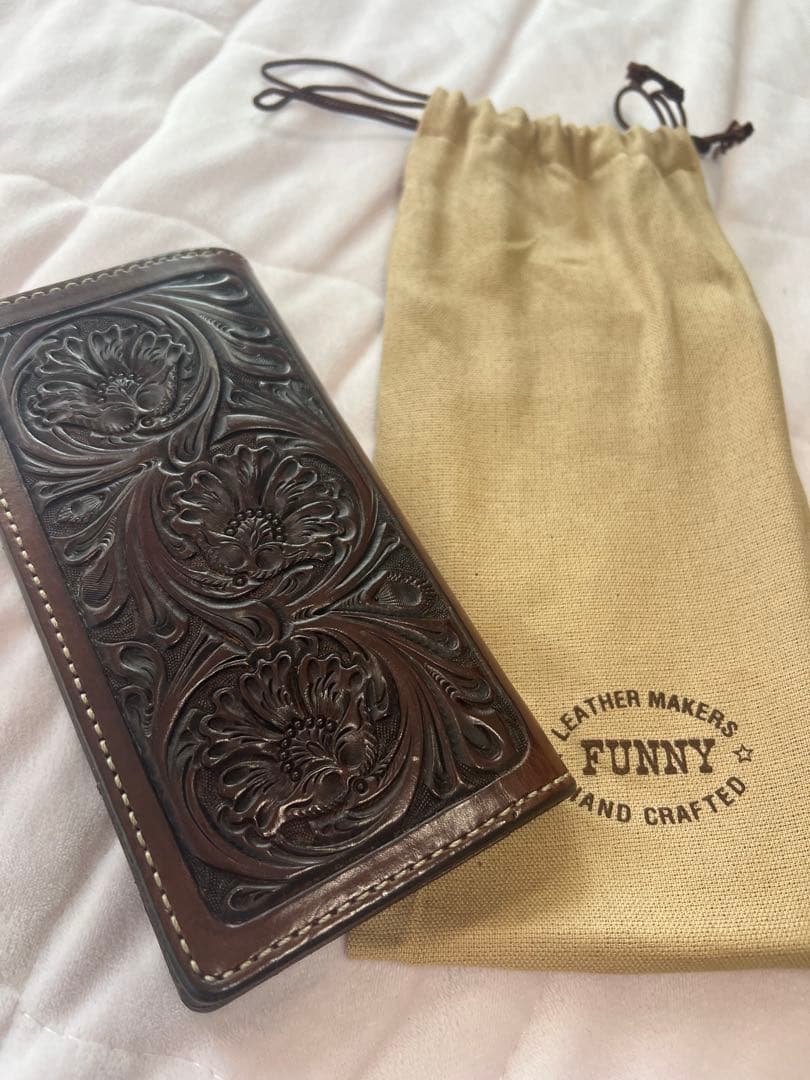 これからエイジングが楽しめる高級レザー！FUNNY長財布カービングモデル！