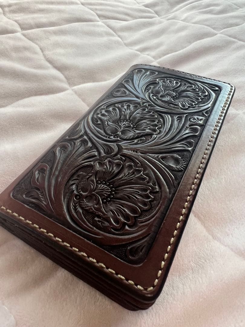 これからエイジングが楽しめる高級レザー！FUNNY長財布カービングモデル！