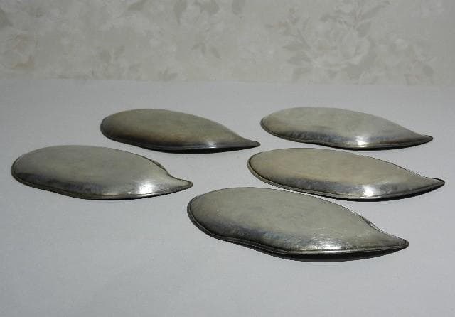 純銀製木の葉型銘々皿５客（縦６．５㌢、横１１．５㌢、高７㍉、総重量１０５㌘）