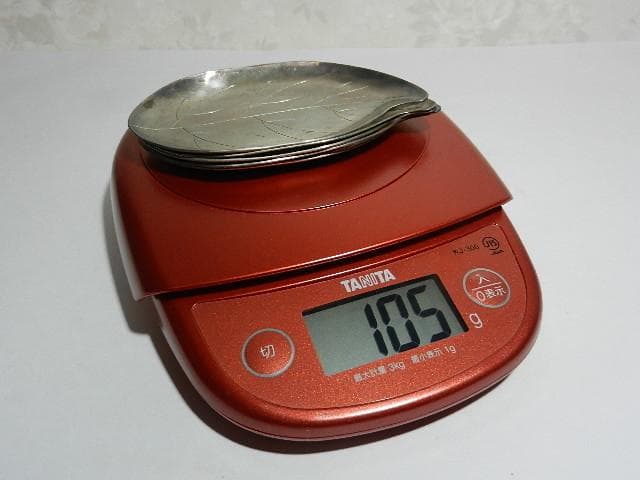 純銀製木の葉型銘々皿５客（縦６．５㌢、横１１．５㌢、高７㍉、総重量１０５㌘）